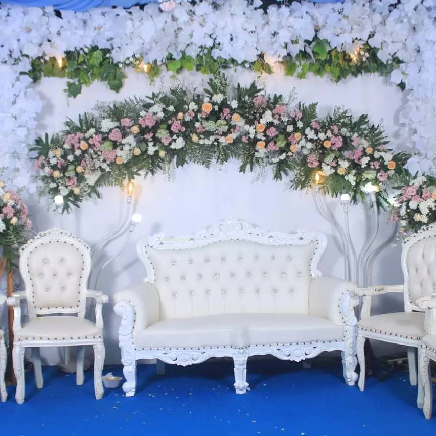 Sewa pelaminan di bekasi Desain putih elegan.